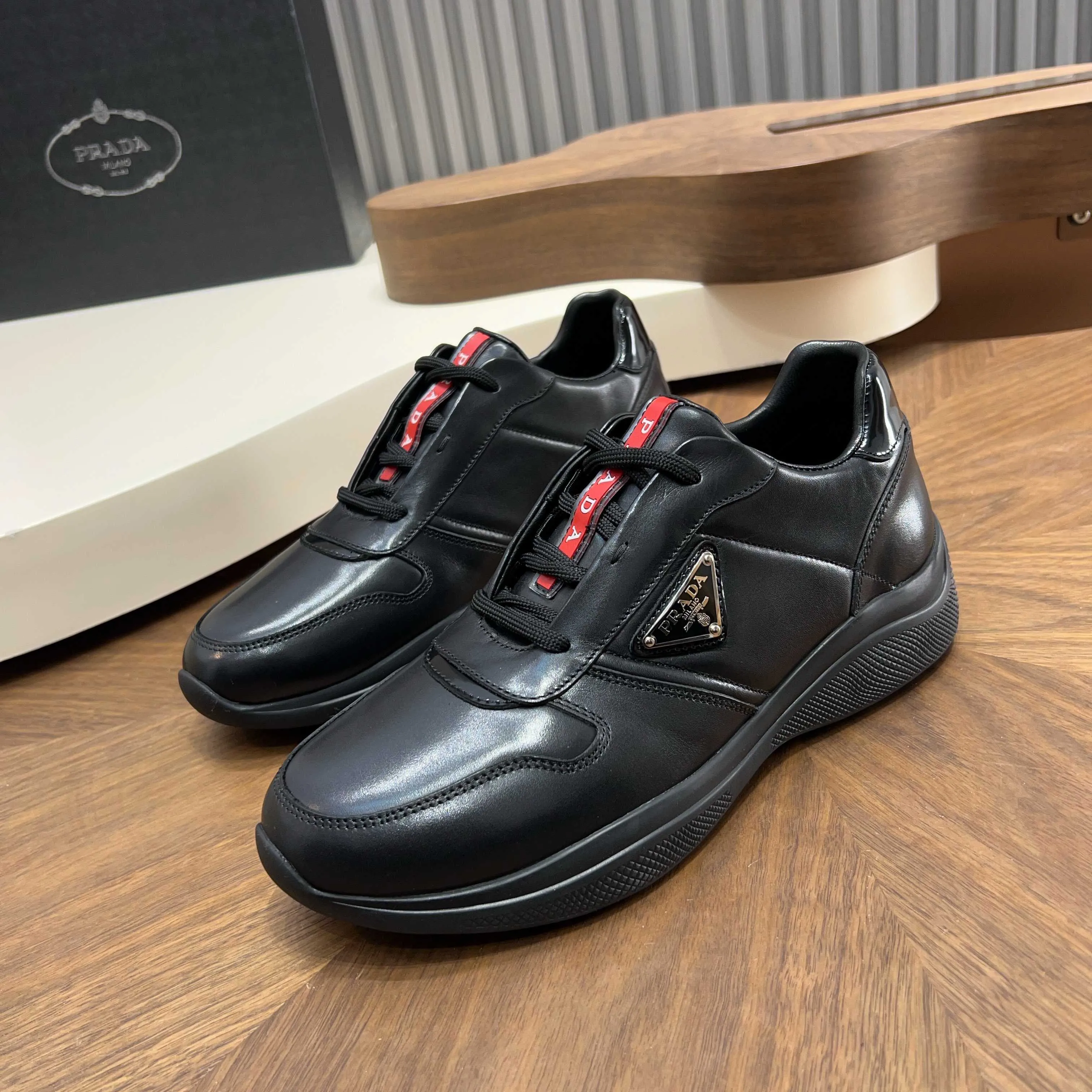 Men's shoes 💰720 Prada/Prada men's new leather sneakers. These sneakers are made of imported calf leather and have a classic penny loafer upper design style, inspired by classic aesthetic concepts. Equipped with 3.5cm iconic red label lightweight elastic rubber soles, fabric and cowhide mixed lining, and silk-printed logo cowhide foot pads. The style is versatile and durable, comfortable and breathable, and comes with a full set of original packaging dust bags! Size: 39-40-41-42-43-44 standard leather shoe size (45 can be customized but returns and exchanges are not supported)